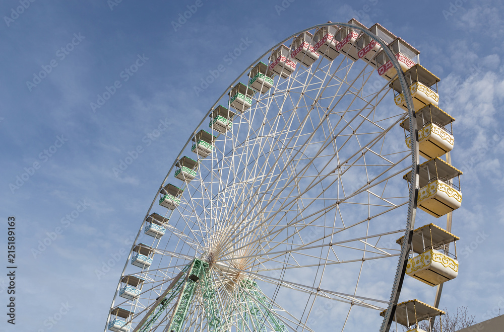 Riesenrad detail Panorama mit blauem Himmel