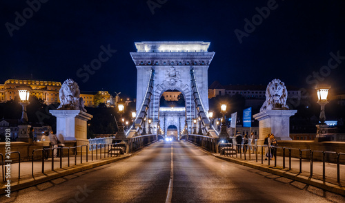 Most Łańcuchowy w Budapeszcie nocą photo