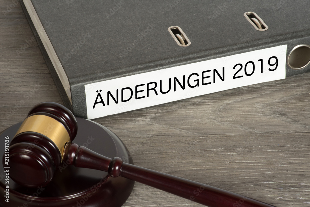 Ein Richterhammer und ein Ordner mit dem Aufdruck Änderungen 2019