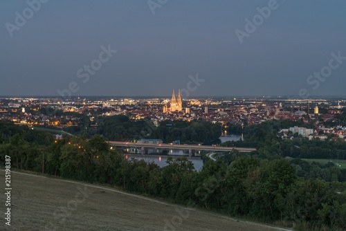 Blick zum Dom und über die Altstadt von Regensburg, Deutschland