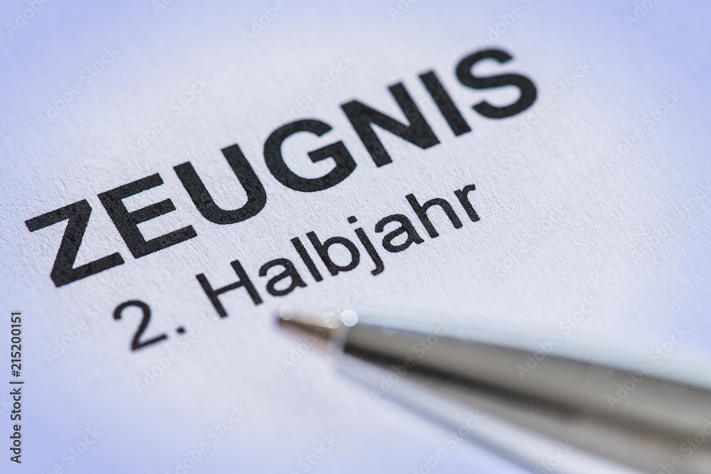Schulzeugnis mit Kugelschreiber Schulzeugnis mit Kugelschreiber
