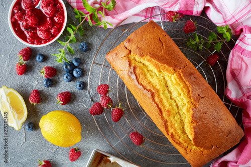 Foto lemon cake or pound cake with berries