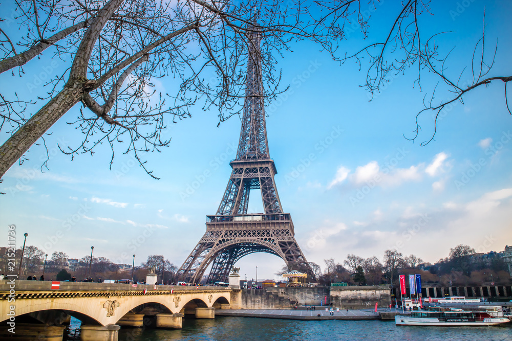Obraz premium Eiffel Tower and its blue background in Paris