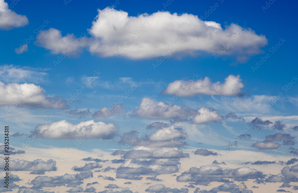 Obraz premium Cumulus clouds on blue sky background