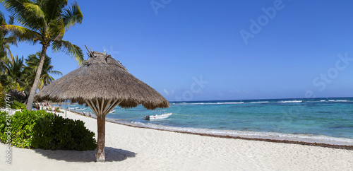 Красивый песчаный пляж на карибском море.Горизонтально.
