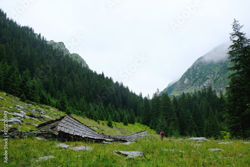 Rumunia, Karpaty Rumuńskie - Góry Fagaras, zniszczony dom w Dolinie Doamnele (Dolina Księżniczki)