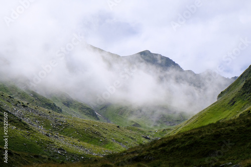 Rumunia, Karpaty Rumuńskie - Góry Fagaras, chmury i słońce nad Doliną Doamnele (Dolina Księżniczki) © Iwona