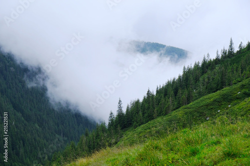 Rumunia, Karpaty Rumuńskie - Góry Fagaras, chmury nad Doliną Doamnele (Dolina Księżniczki) photo