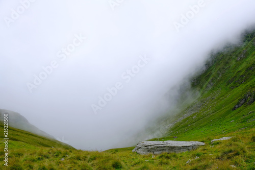Rumunia, Karpaty Rumuńskie - Góry Fagaras, chmury nad Doliną Doamnele (Dolina Księżniczki) photo