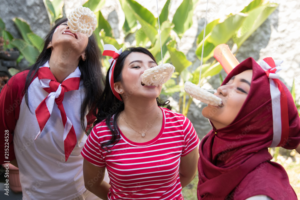 Obraz premium indonesia crackers eating competition