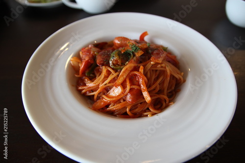 Fototapeta Naklejka Na Ścianę i Meble -  パスタ, 食べ物, スパゲッティ, 食事, 皿, ダイナー, ソース, 料理, イタリア人, トマト, 料理, 貝, ヌードル, サラダ, エビ, ヌードル, ランチ, 白, 美食家, 健康な, おいしい, チーズ, バジル, タイ人, 野菜