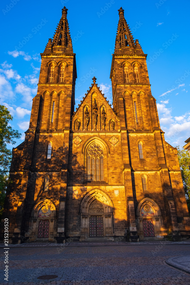 Die Kathedrale von St. Peter und St. Paul in Veysehrad/Prag/Tschechien im Abendlicht