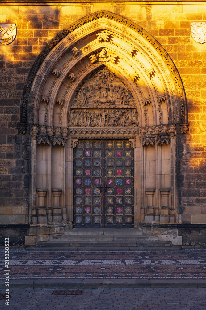 Eingang zur Kathedrale  von St. Peter und St. Paul in Veysehrad/Prag/Tschechien im Abendlicht