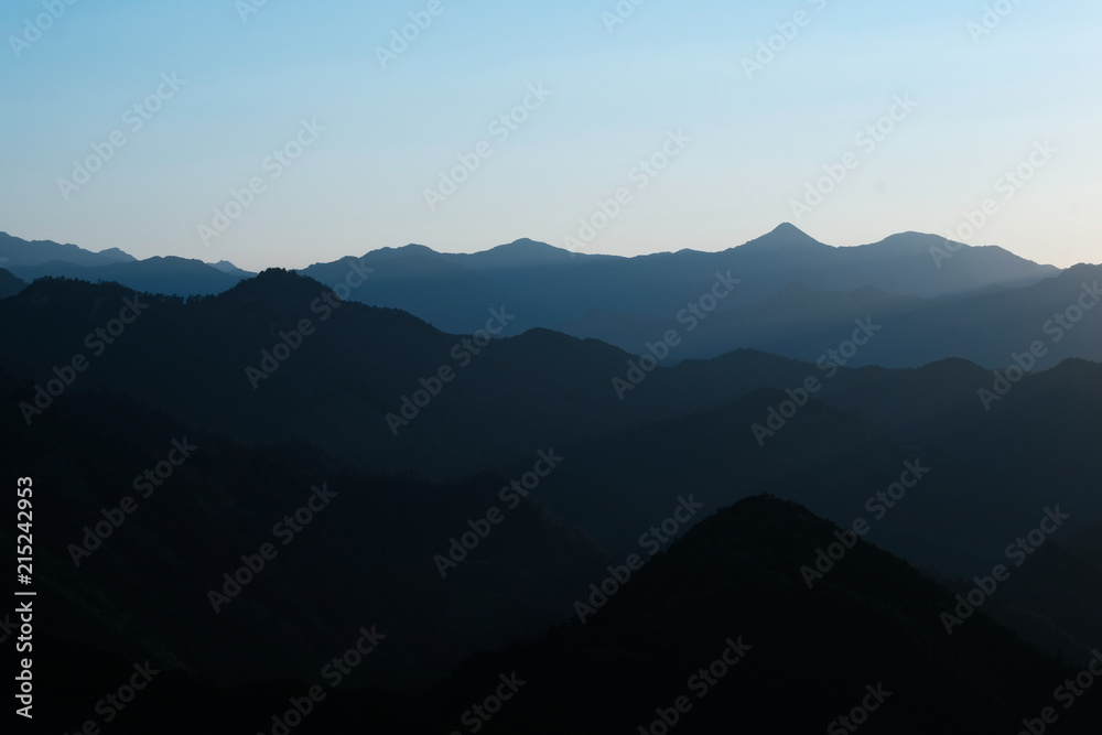 奥行きのある山の連なり mountain range