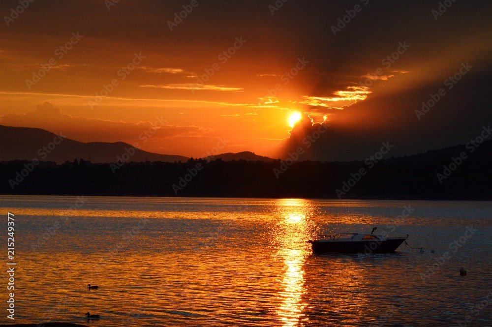 Naklejka premium Zachód słońca nad jeziorem