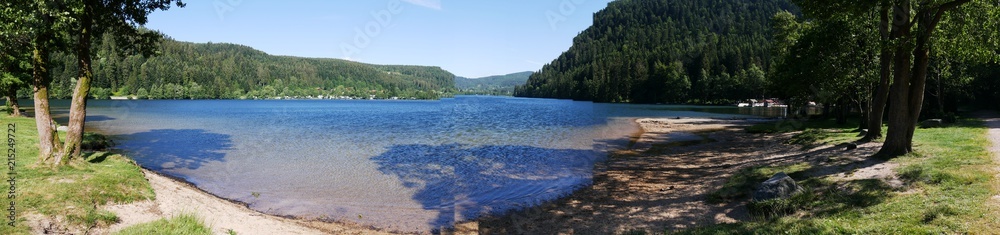 Photo panoramique du lac de Retournemer dans les Vosges. France