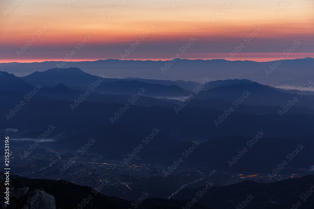 夜明けの山々 夜明けの山々