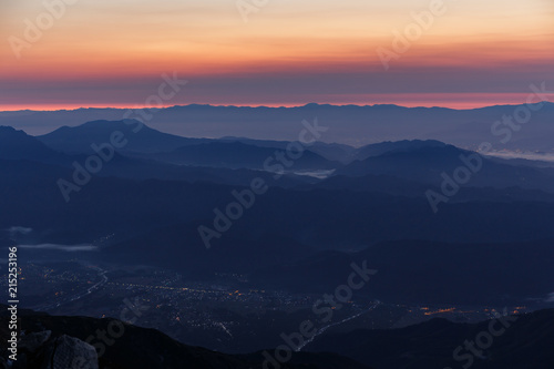 夜明けの山々