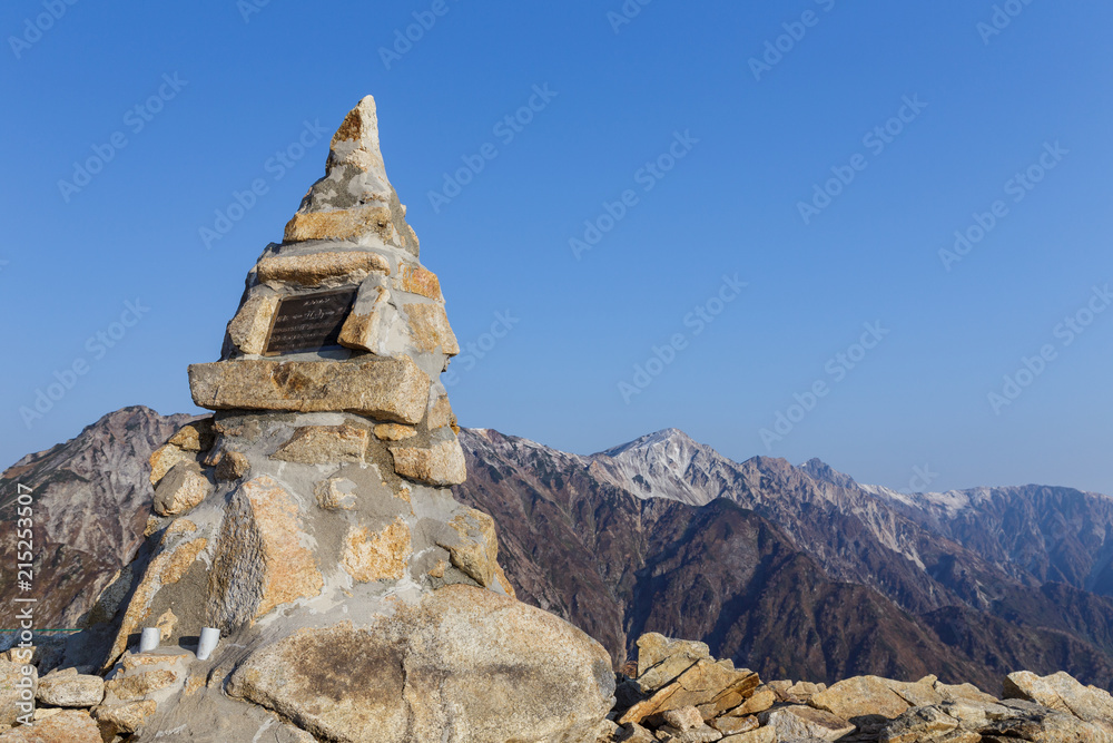 Fototapeta premium 秋の八方尾根・丸山ケルンから見える白馬三山