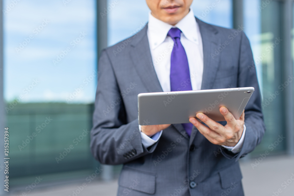 タブレットPCを操作するビジネスマン タブレットPCを操作するビジネスマン