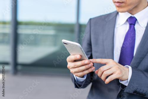 スマートフォンを操作するビジネスマン