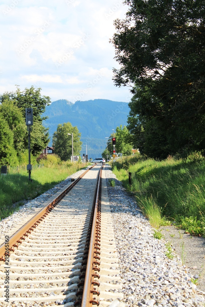 Bahngleis durch schöne Landschaft, Alpsitze bei Nesselwang im Hintergrund, Allgäu, Bayern