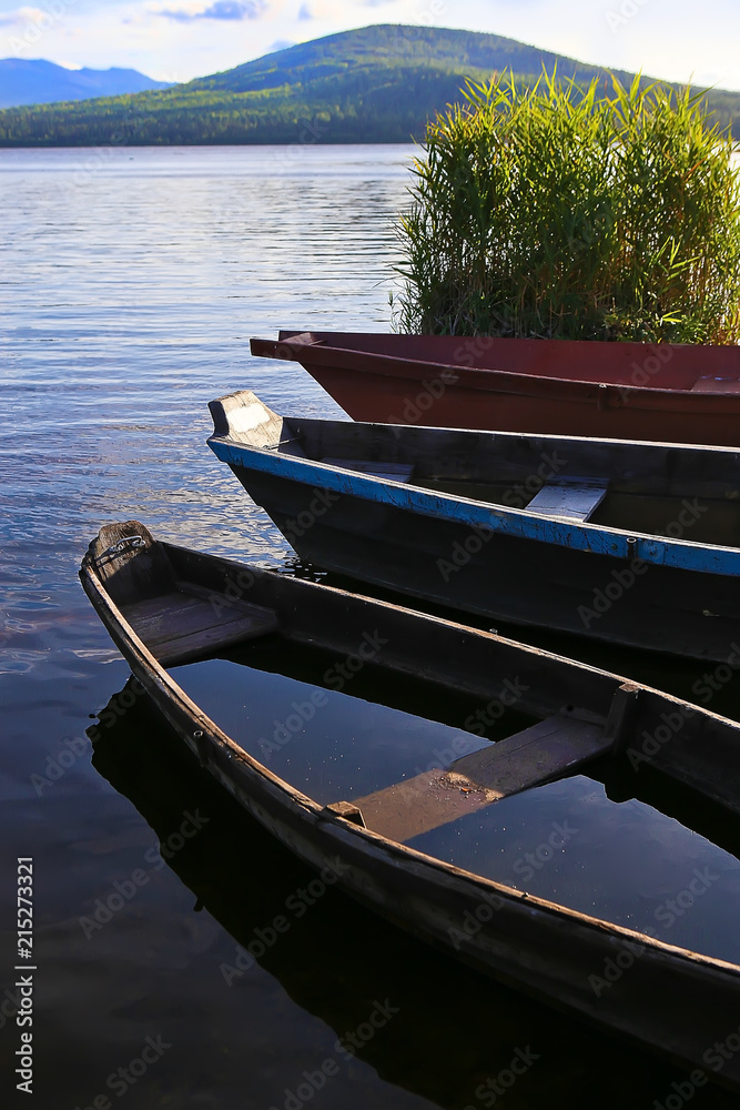 Obraz premium wooden boats on mountain lake