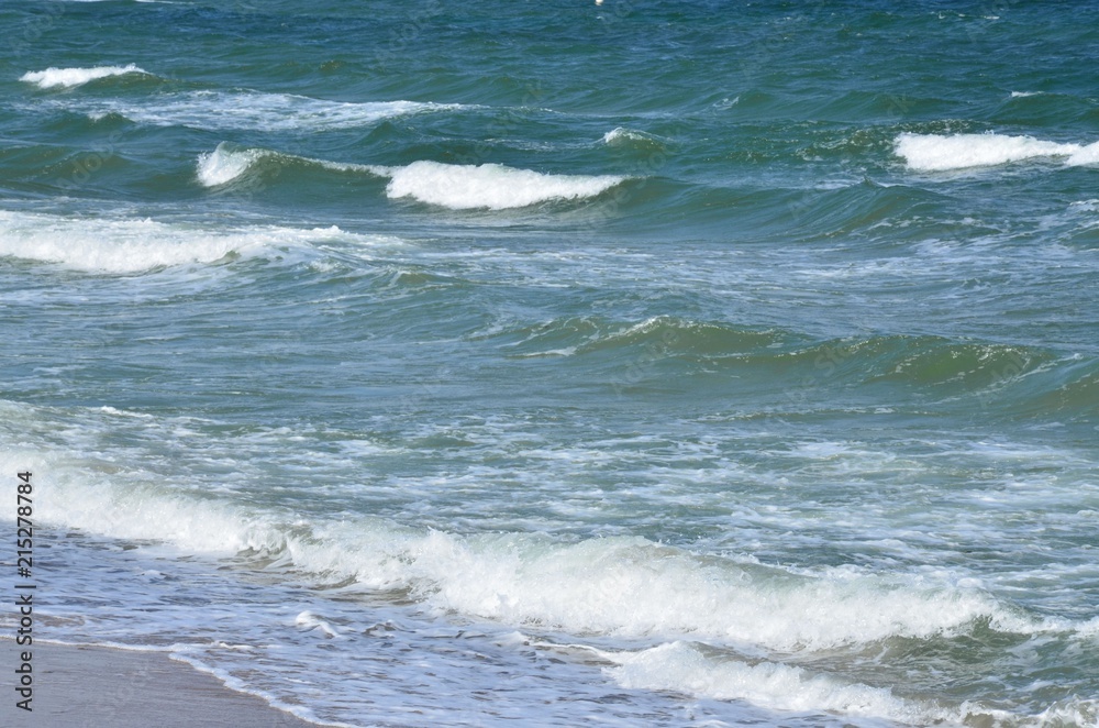 Fototapeta premium Hohe Wellen an der Ostsee