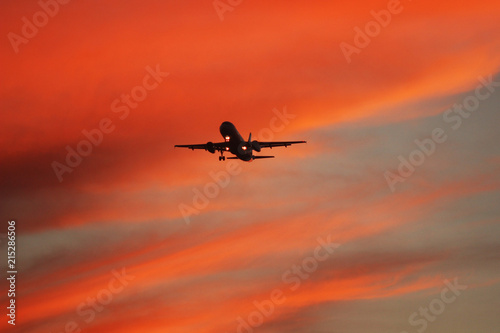 Avión volando en atardecer © Martin De Marco