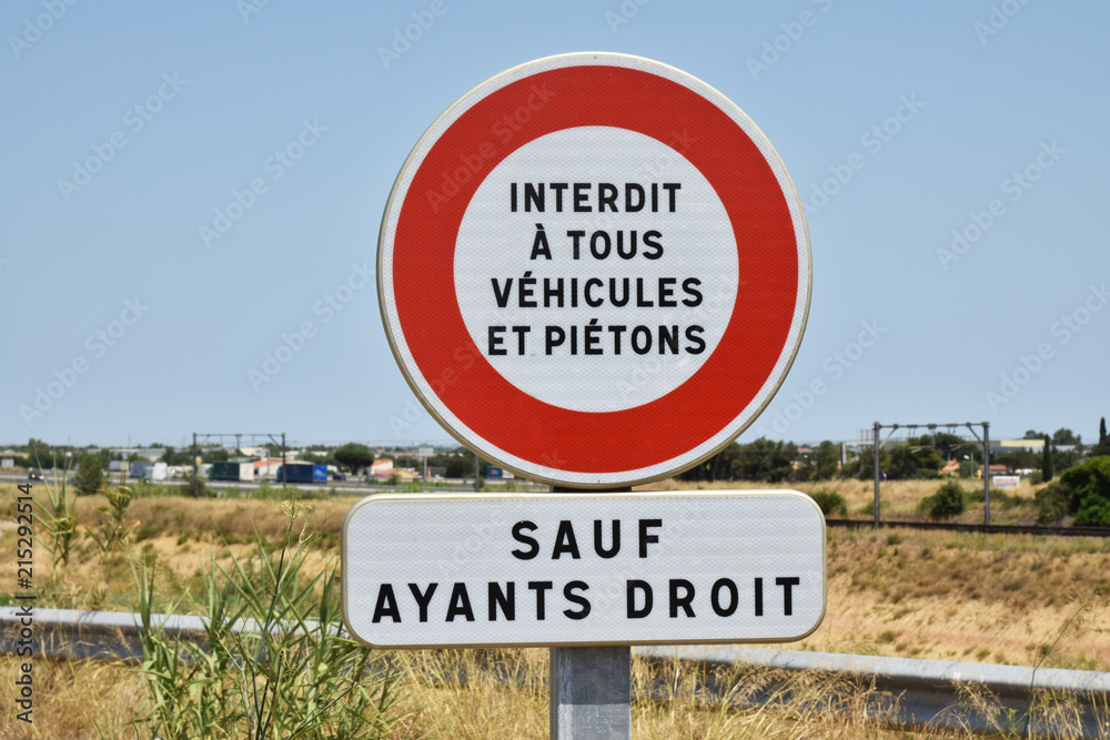Panneau interdit à tous véhicules et piétons sauf ayants droit. Stock Photo Adobe Stock