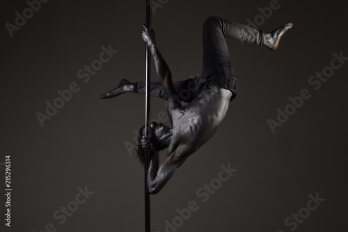 Photo Strong dancer on pole