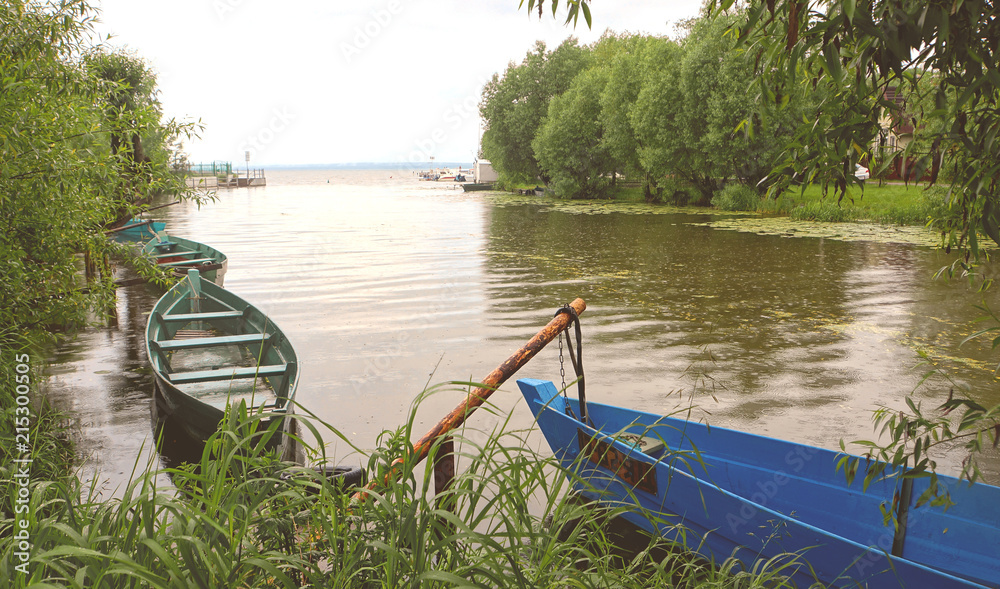 Obraz premium Boats near Pleshcheyev Lake