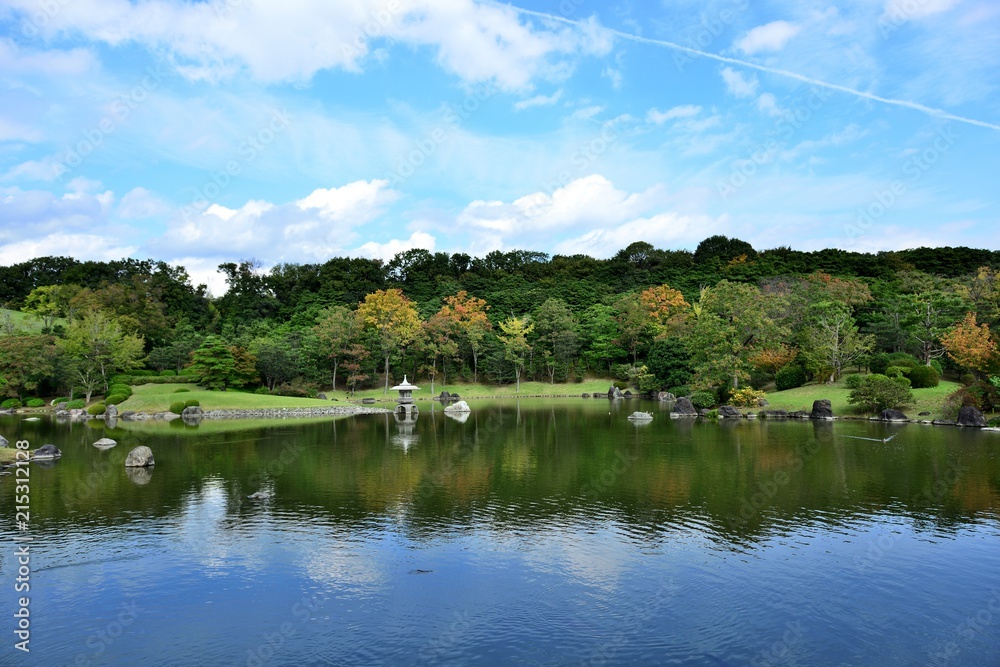 Fototapeta premium 秋色に染まり始めた公園の情景