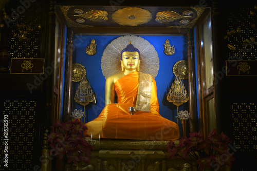 Canvas Print Beautiful Buddha statues in Mahabodhi Stupa Bodh Gaya Sculpture of Buddha Enlightenment under Bodhi Tree