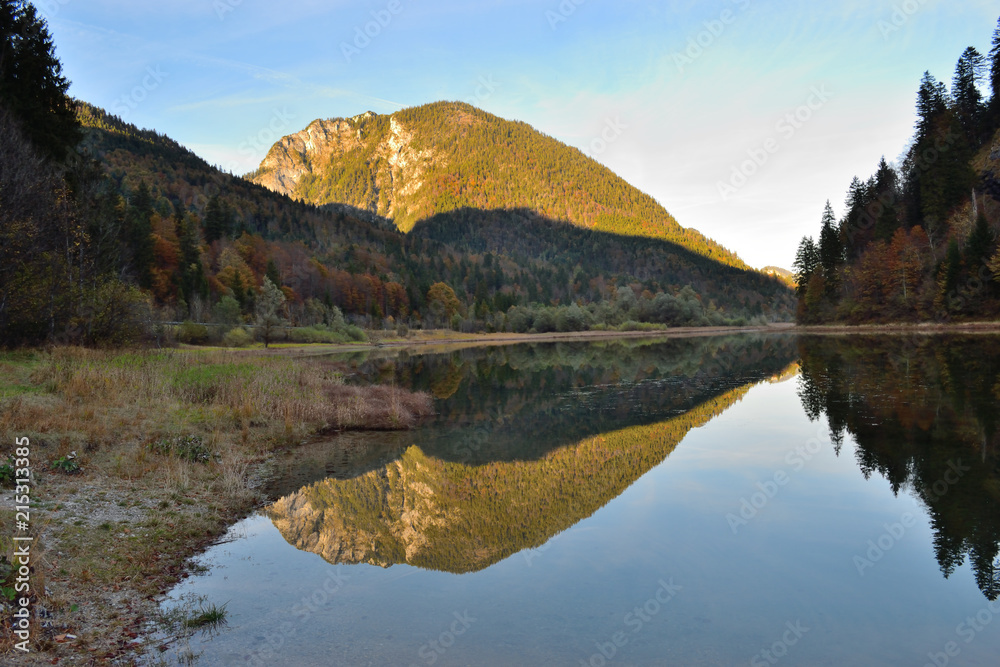 Herbst am Weitsee im Naturschutzgebiet Östliche Chiemgauer Alpen bei Ruhpolding, Bayern