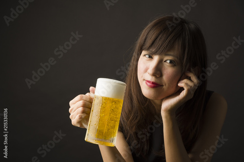ジョッキのビールを飲む女性