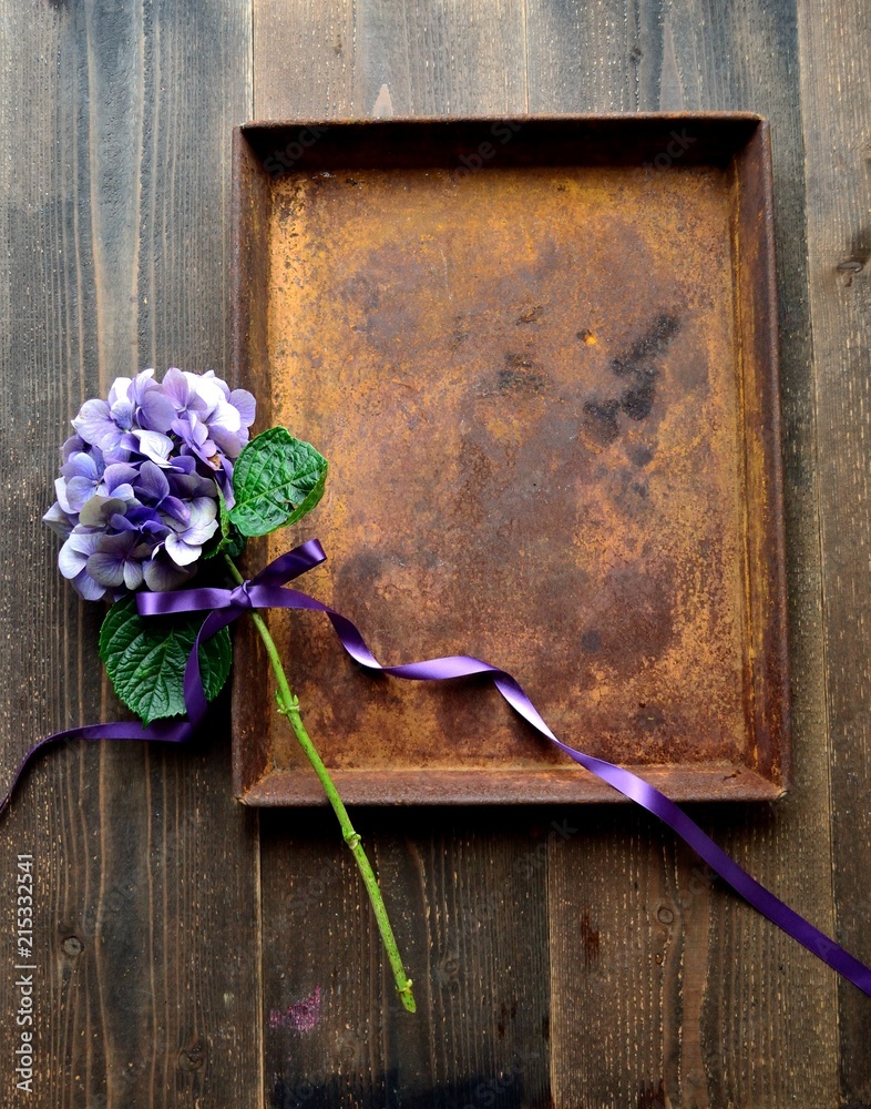 青紫色の紫陽花と錆びたトレー Stock Photo Adobe Stock