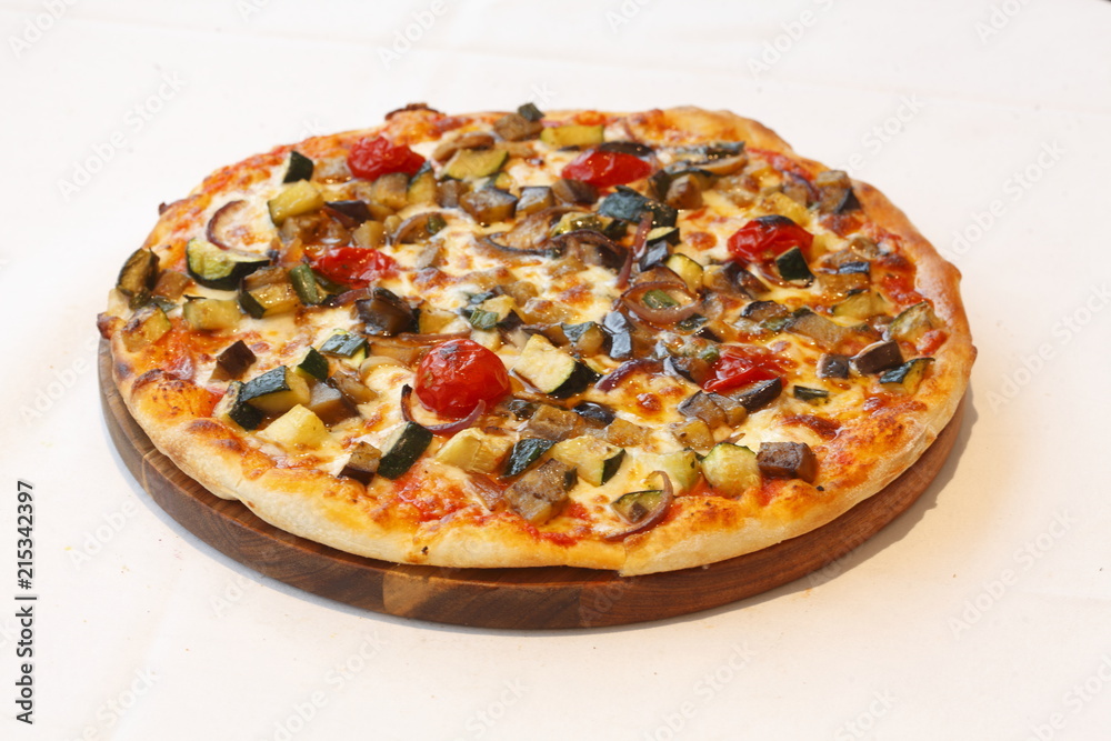 Pizza mit Tomaten, Gemüse
