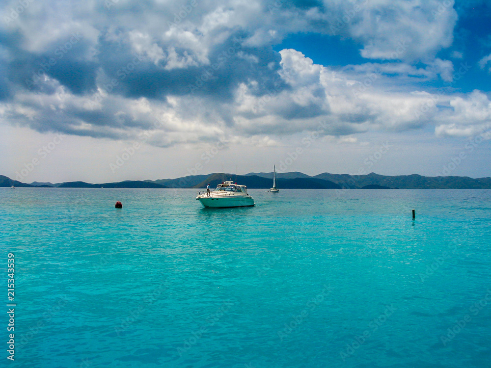 Motorboot im Meer, Karibik, British Virgin Islands