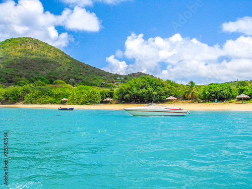 Kleines Motorboot ankert in Karibik, British Virgin Islands © Michael Eichhammer