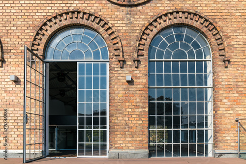 Backsteinfassade eines alten Fabriksgebäude mit großflächigen Fenstern und schönen Verzierungen © Anita Pravits