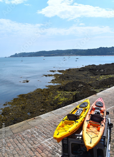 Jeep with kayaks by the shore, St Catherine Breakwater, Jersey