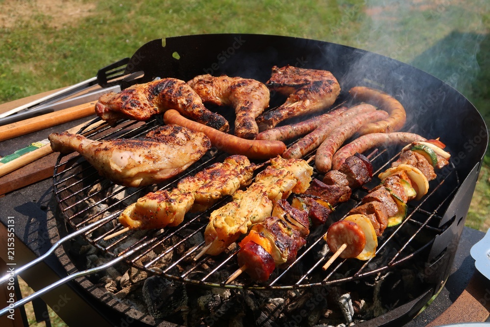 Mixed grill de viandes au barbecue : cuisses de poulet, brochettes et saucisses grillées