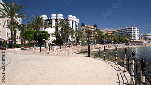 Strandpromenade Santa Eularia auf Ibiza HD Format photo