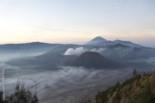 インドネシア、ジャワ島中部にあるブロモ火山と雲海の景色