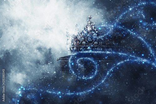 Foto mysteriousand magical image of old crown and book over gothic black background