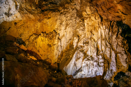 Grottes -Stalacmites et stalactites © Emile