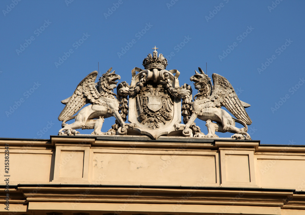 Грифоны удерживающие герб Австрии