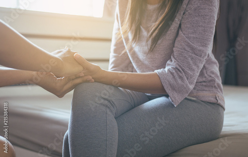 Foto Psychiatrist holding hands woman patient,Mental health care concept