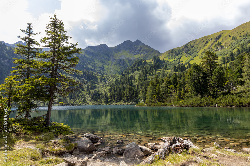 Naklejka premium górskie jezioro scheibelsee, w tle góra wielki boesenstein w Styrii, rottenmanner tauern, austria